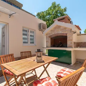 small-private-house-with-a-terrace-in-trogir.hotels-in-trogir.com/