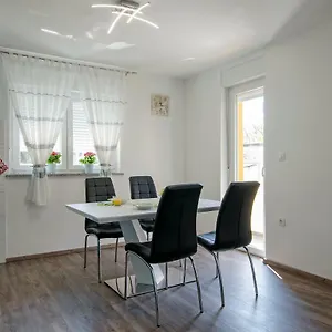 Apartman R&d, Pula