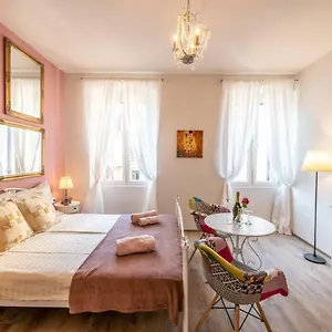 Apartment Old Romantic 3, Pula